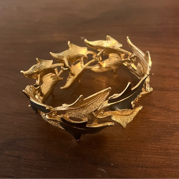 Vintage enamel leaf bracelet and clip on earrings - Picture 5 of 8